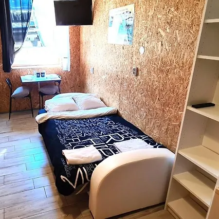 Sub Hel. Budzetowe W Domu Z Basenem. Wokol Domu Tylko Natura. Balkon Zbyteczny. 아파트